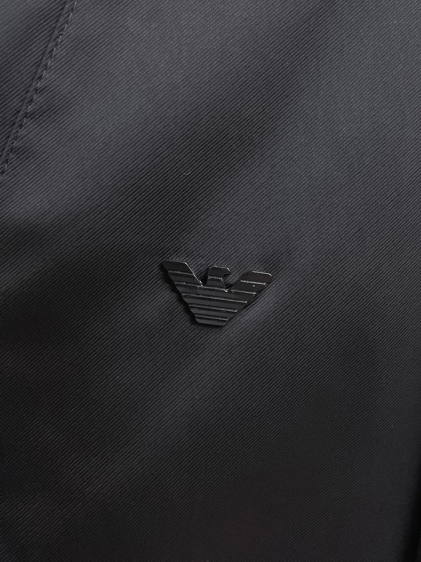 Armani official website Same Style, complete with three labels, on sale in advance. 2026 Autumn and Winter New Arrival men's jacket, Original with complete three labels, Premium version. Custom-made fabrics at the counter. Breathable, high comfort, impeccable details, brand element design concept, reflecting high quality. It feels delicate and soft, presents a casual cut, and has a great upper body shape. Sizes: M～3XL,